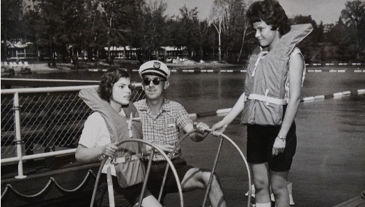 Été 1963. Une invitée aveugle descend du bateau sur le quai de Lake Joe d'INCA, alors connu sous le nom de Centre de vacances et de formation de Lake Joseph d'INCA. 