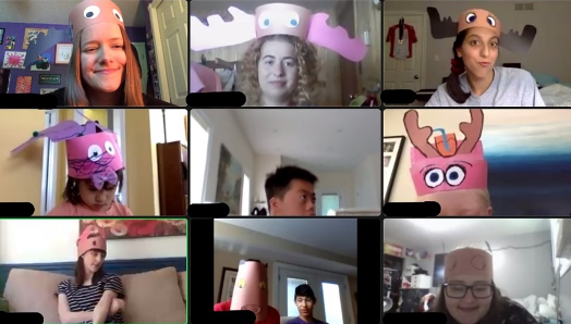 Un cliché d'une session Zoom Camp emballé avec des animateurs du camp et des enfants fabriquant des chapeaux d'orignal avec du papier de bricolage.