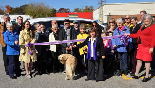 Le 15 octobre 2015, Barb Ennis pose lors d'une cérémonie d'inauguration lorsqu'elle a fait l'acquisition, en tant que gouverneur du district Lions A12, d'une toute nouvelle camionnette pour améliorer le service à la clientèle. Cette camionnette est désormais en service à Lake Joe!