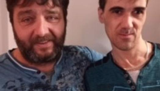 Gaétan et Jimmy, deux hommes à cheveux bruns, debout épaule contre épaule