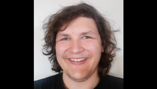 Un égoportrait de Tait tout sourire.