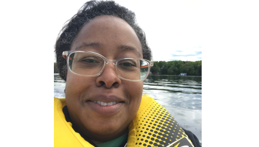 Llonella porte un gilet de sauvetage jaune et est assise sur un bateau à INCA Lake Joe.