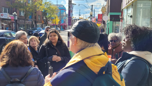 Un groupe de participants d’INCA devant le restaurant Udupi Palace de Toronto