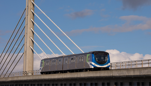 Un aérotrain traversant un pont dans le ciel bleu de Vancouver