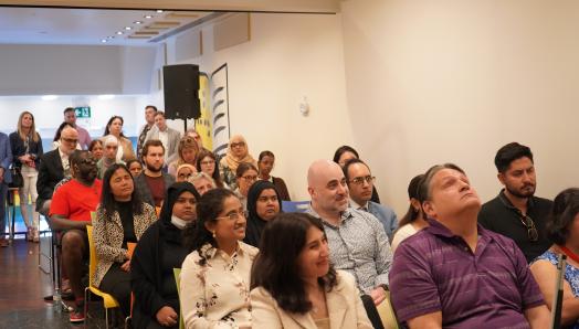 Un groupe d'employés, d'employeurs partenaires et de participants au programme "Come to Work" se réunit au Toronto Hub pour l'événement "Come to Work".