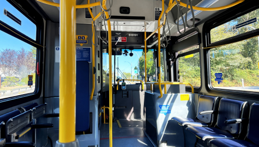 L'intérieur vide d'un bus. Des rangées et des rangées de sièges vides.