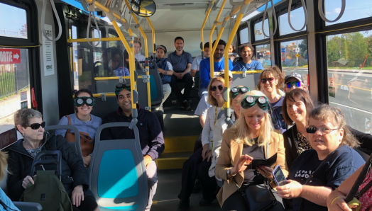 Des résidents de Moncton assis dans un autobus pendant la campagne « Montez à bord » d’INCA.