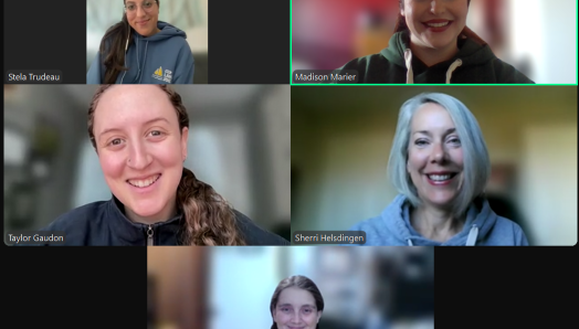 Photo de cinq femmes sur un écran Zoom souriant à la caméra. 