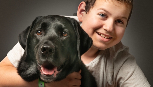 Une image d'Ollie souriant, les bras autour de Hope.