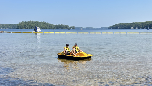 Anthony et Najla font du kayak au bord du lac