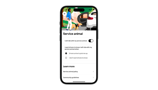 Un téléphone intelligent affiche l'option « Service animal » activée dans l'application Uber. L'écran montre une image de personne marchant avec un chien d'assistance vers une voiture. Le bouton « Je voyagerai avec mon animal d'assistance » est activé. L'option permettant d'aviser les chauffeurs de leur arrivée est sélectionnée, avec des liens vers la politique relative aux animaux d'assistance et les directives communautaires.